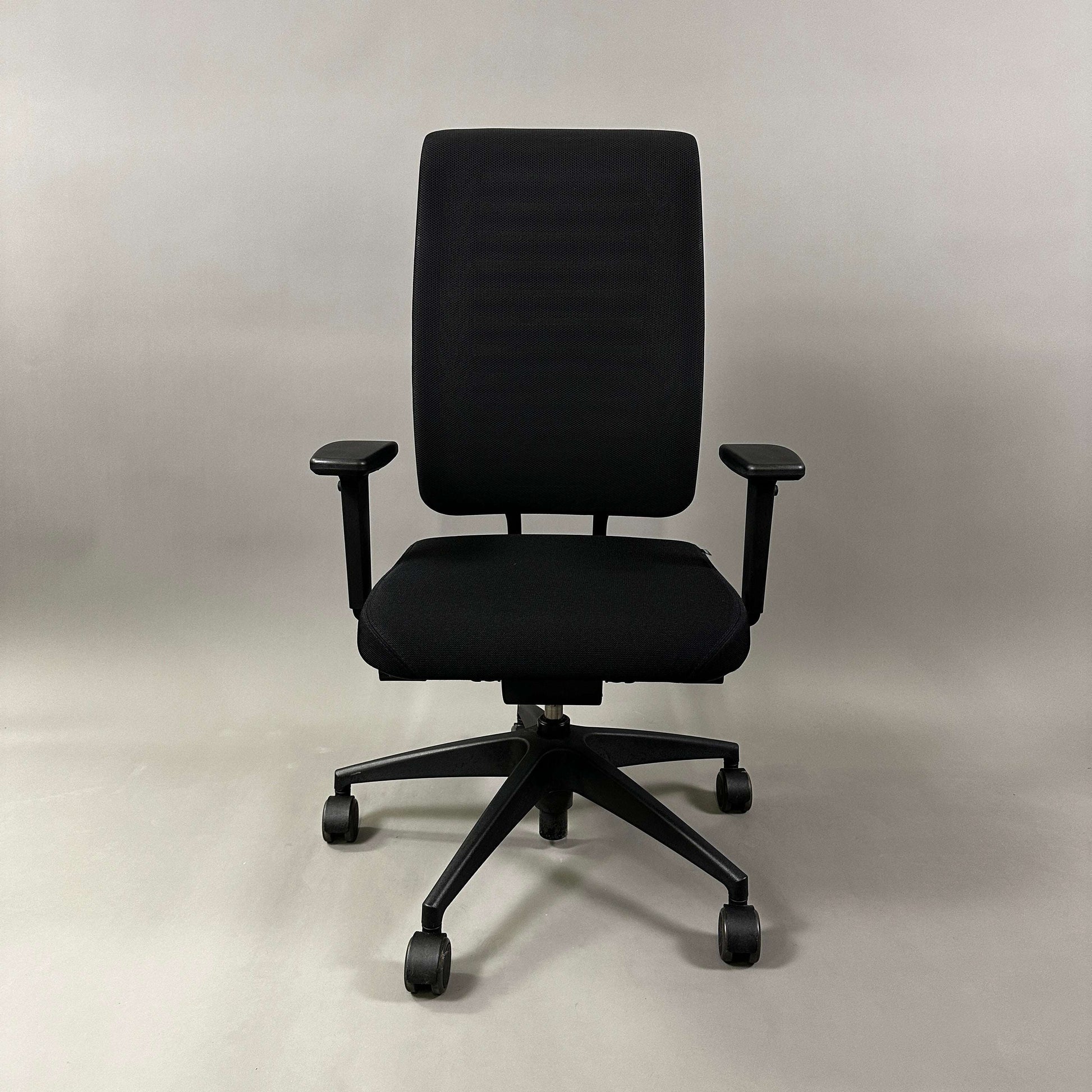Girsberger Reflex ergonomic office chair with fabric seat, mesh back, adjustable armrests, and synchronized seat and backrest movement