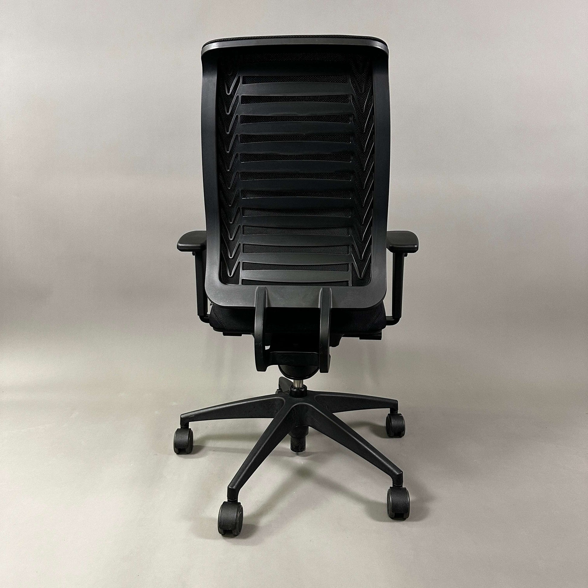 Girsberger Reflex ergonomic office chair with flexible backrest, mesh back, fabric seat, and synchronized movement mechanism
