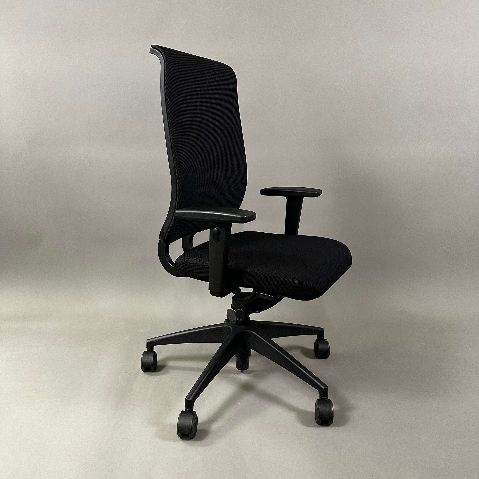 Girsberger Reflex ergonomic office chair with fabric seat, mesh backrest, adjustable armrests, and synchron mechanism for flexible support