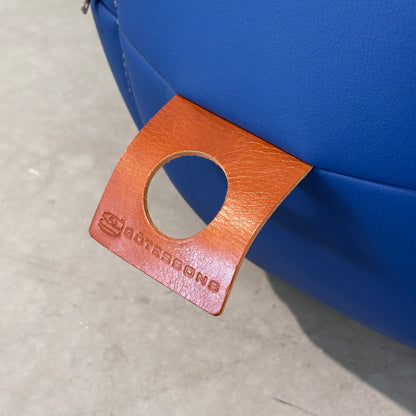 Götesons Office Ballz Sitzball aus blauem Kunstleder mit braunem Ledergriff und Logo.