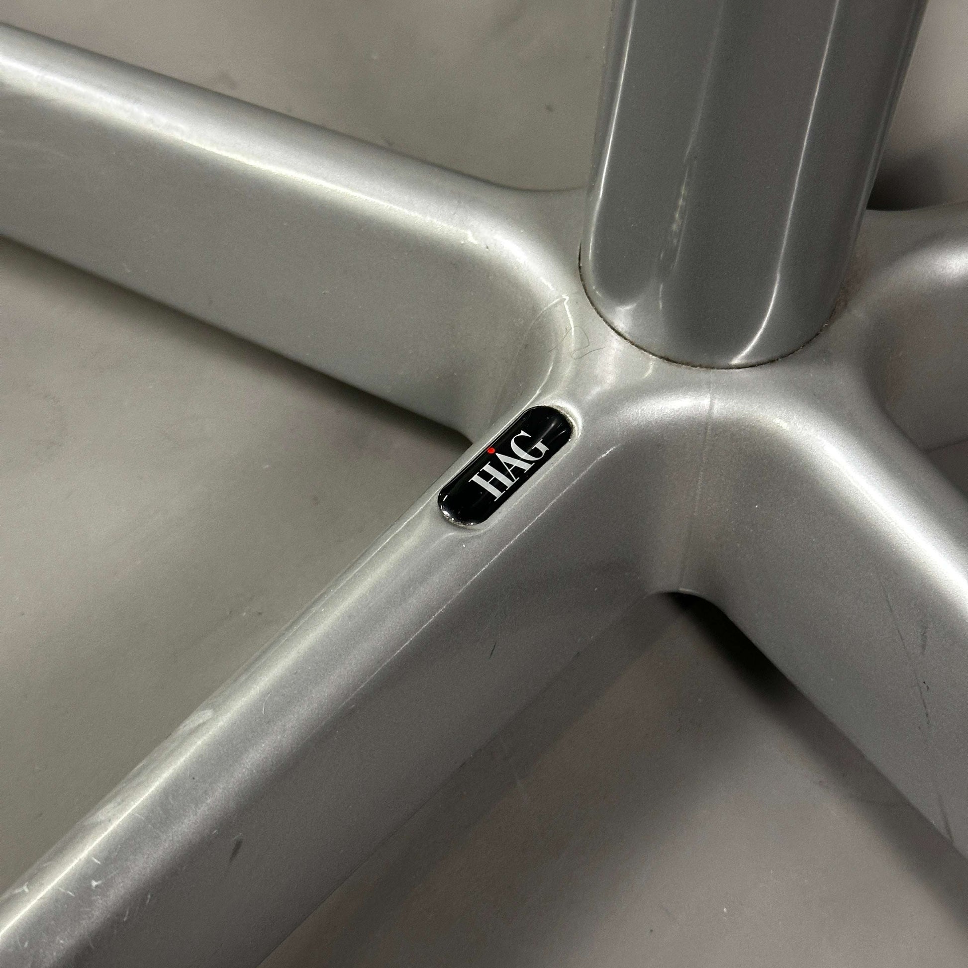 HAG Capisco 8106 Aluminiumgestell Fußkreuz Detail Schwarz