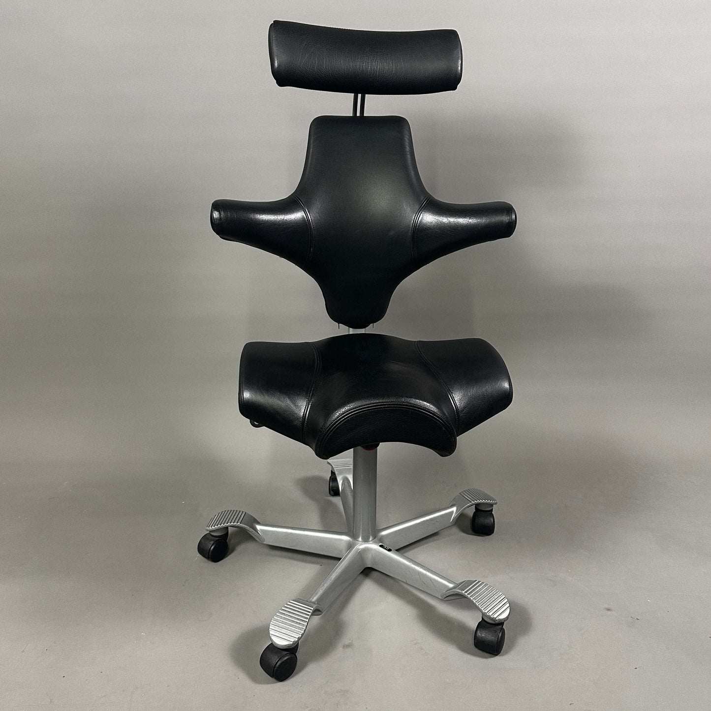HAG Capisco 8106 ergonomischer Schreibtischstuhl aus schwarzem Softleder mit Kopfstütze und poliertem Aluminiumgestell