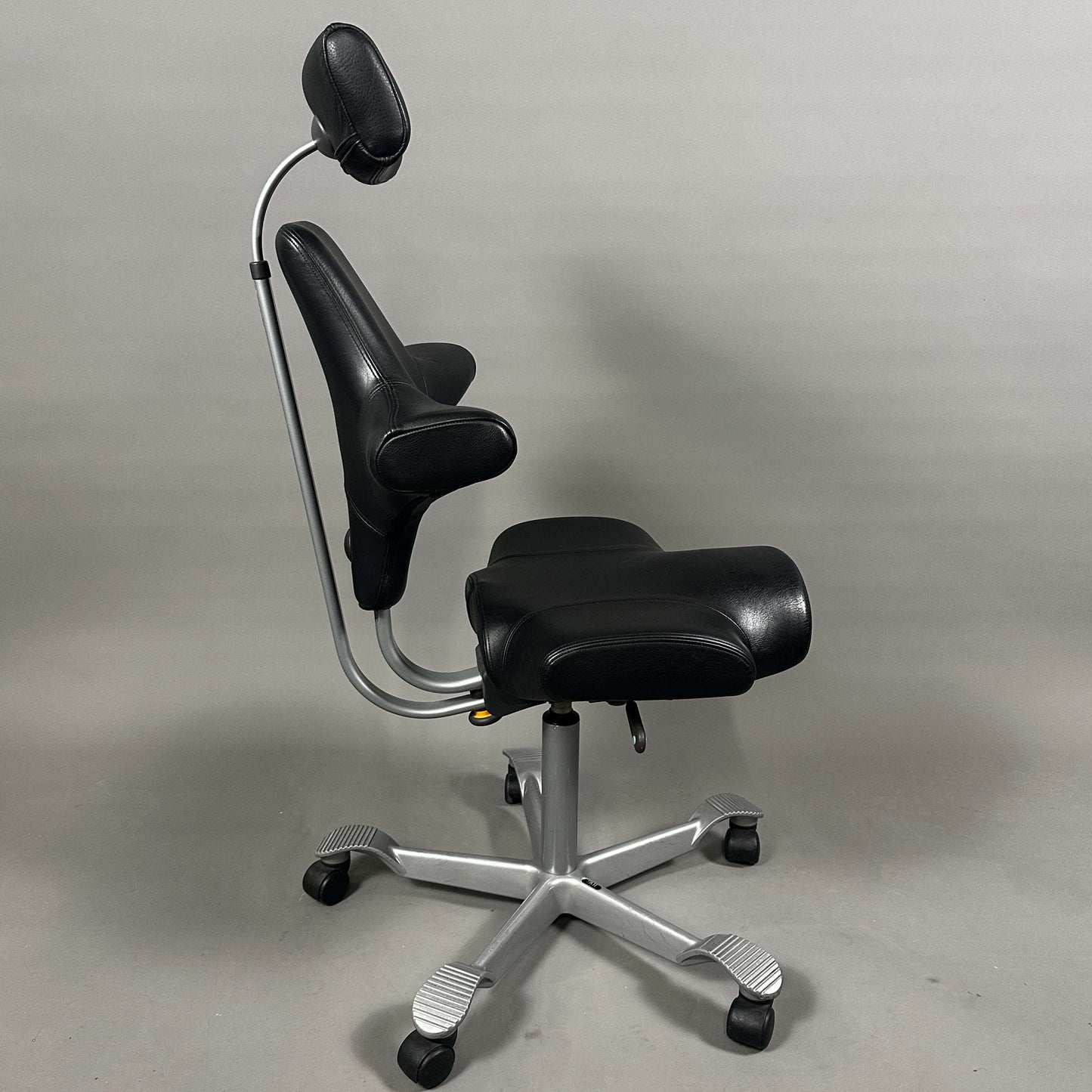 HAG Capisco 8106 schwarzer Leder-Bürostuhl mit Kopfstütze und Aluminiumgestell