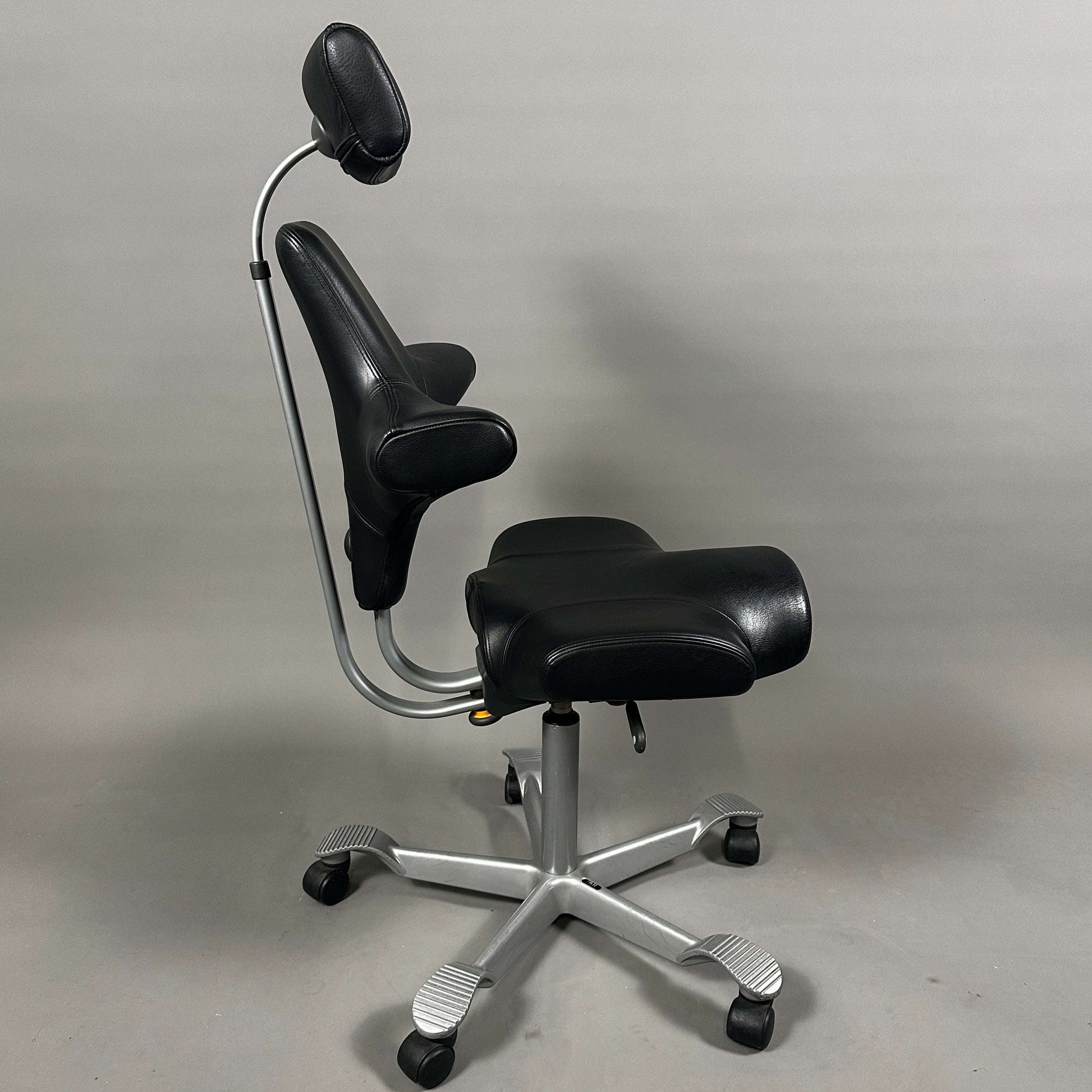 HAG Capisco 8106 schwarzer Leder-Bürostuhl mit Kopfstütze und Aluminiumgestell