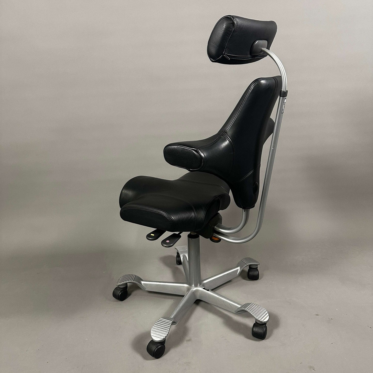 HAG Capisco 8106 schwarzer Leder-Schreibtischstuhl mit Kopfstütze und poliertem Aluminiumgestell