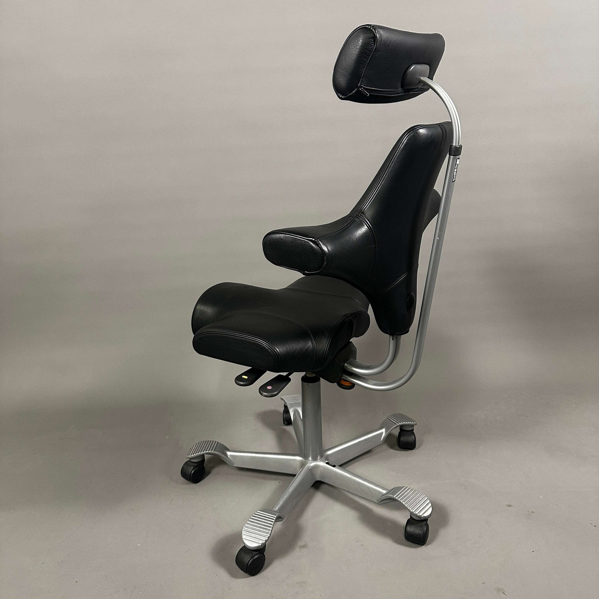 HAG Capisco 8106 schwarzer Leder-Schreibtischstuhl mit Kopfstütze und poliertem Aluminiumgestell