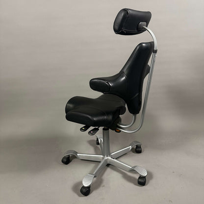 HAG Capisco 8106 schwarzer Leder-Schreibtischstuhl mit Kopfstütze und poliertem Aluminiumgestell