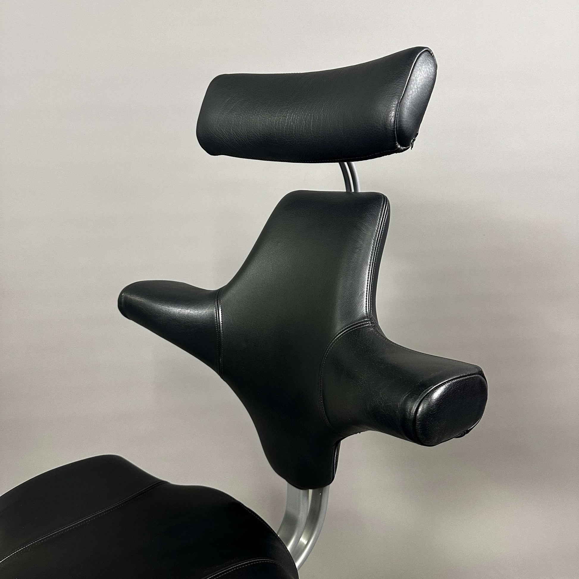 HAG Capisco 8106 ergonomischer schwarzer Lederbürostuhl mit Kopfstütze und poliertem Aluminiumgestell