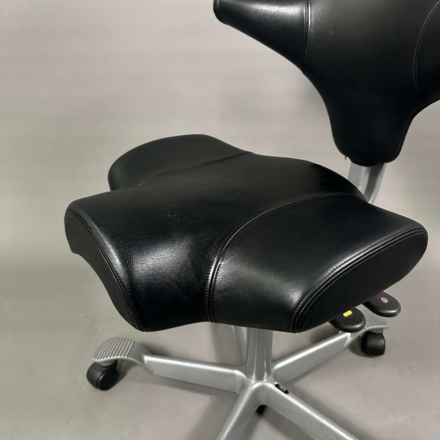 HAG Capisco 8106 schwarzer Soft-Leder Schreibtischstuhl mit Kopfstütze und Aluminiumgestell