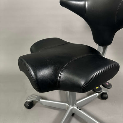 HAG Capisco 8106 schwarzer Soft-Leder Schreibtischstuhl mit Kopfstütze und Aluminiumgestell