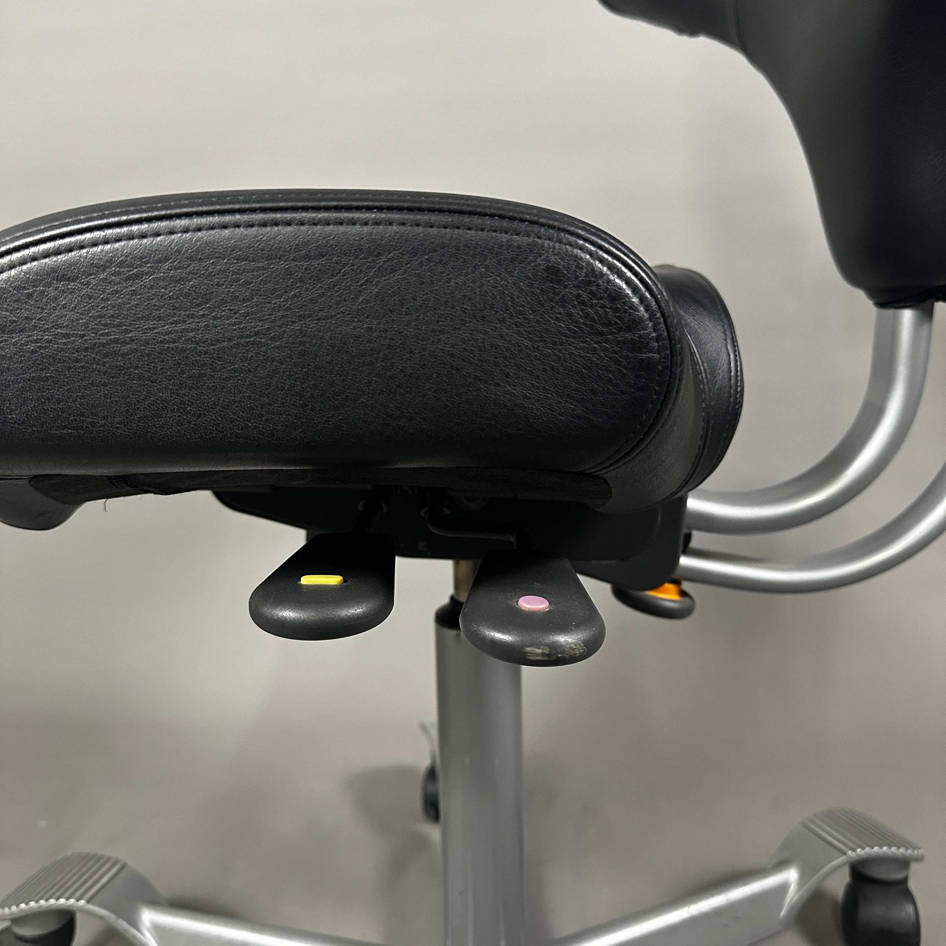 HAG Capisco 8106 Schreibtischstuhl mit schwarzem Softleder und poliertem Aluminiumgestell, gut erhalten, Leder leicht abgenutzt