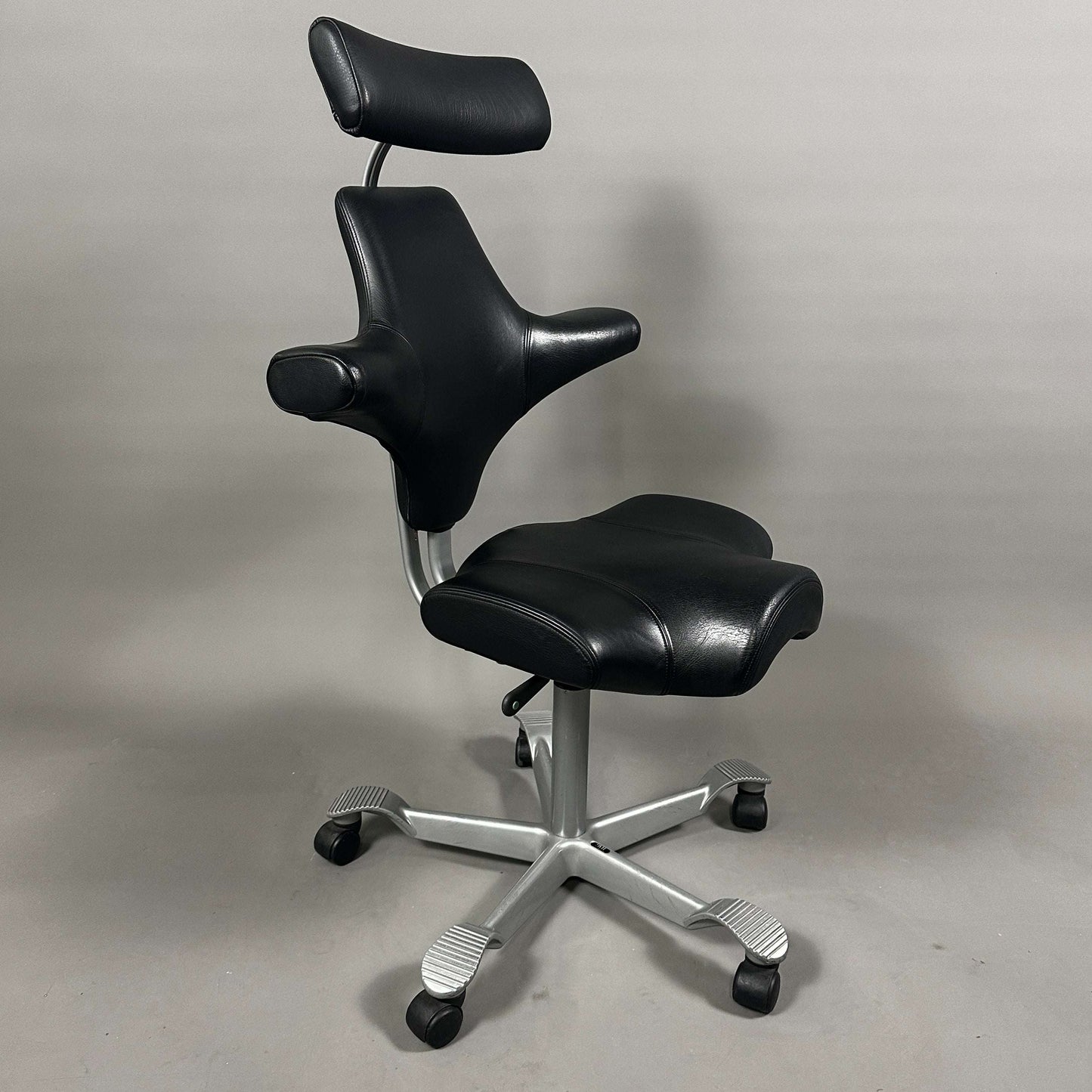 HAG Capisco 8106 ergonomischer schwarzer Leder-Bürostuhl mit Kopfstütze und poliertem Aluminiumgestell
