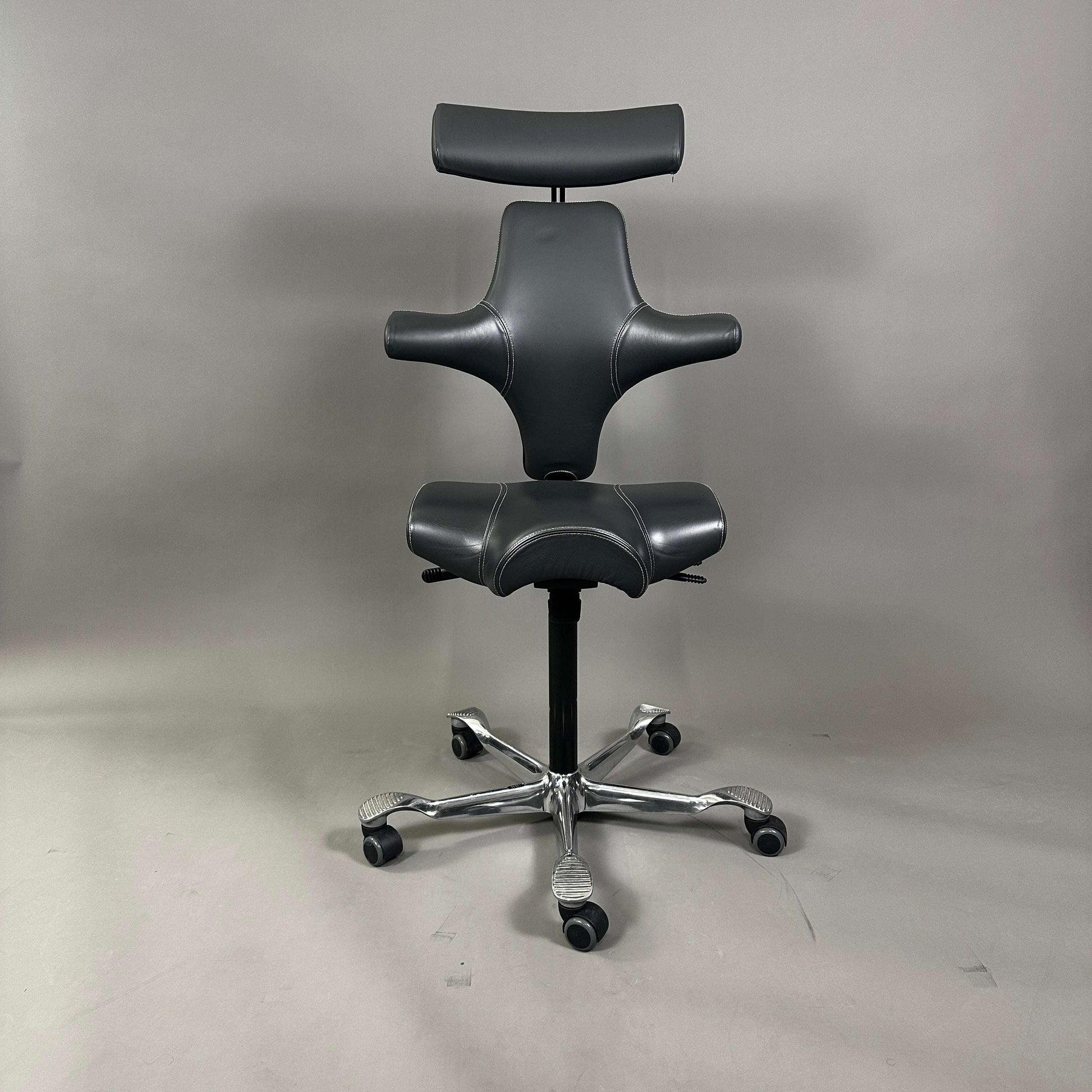 HAG Capisco 8107 ergonomischer Schreibtischstuhl aus grauem Soft Leder mit Kopfstütze und poliertem Aluminiumgestell