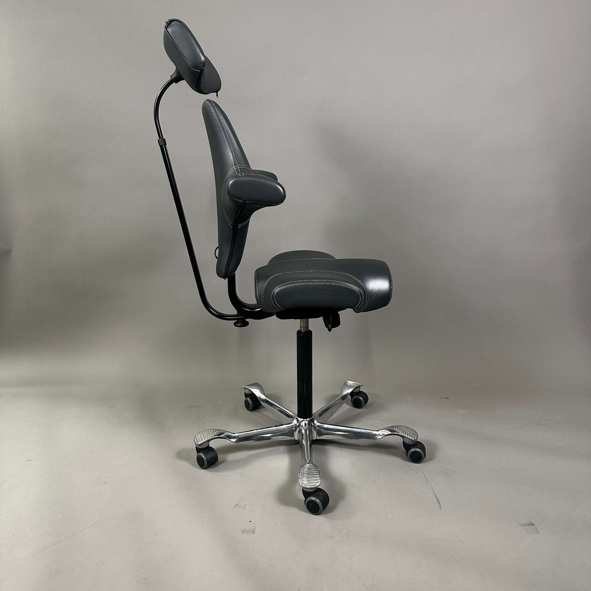 HAG Capisco 8107 Schreibtischstuhl aus grauem Soft Leder mit Kopfstütze und poliertem Aluminiumgestell