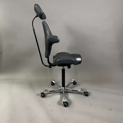 HAG Capisco 8107 Schreibtischstuhl aus grauem Soft Leder mit Kopfstütze und poliertem Aluminiumgestell