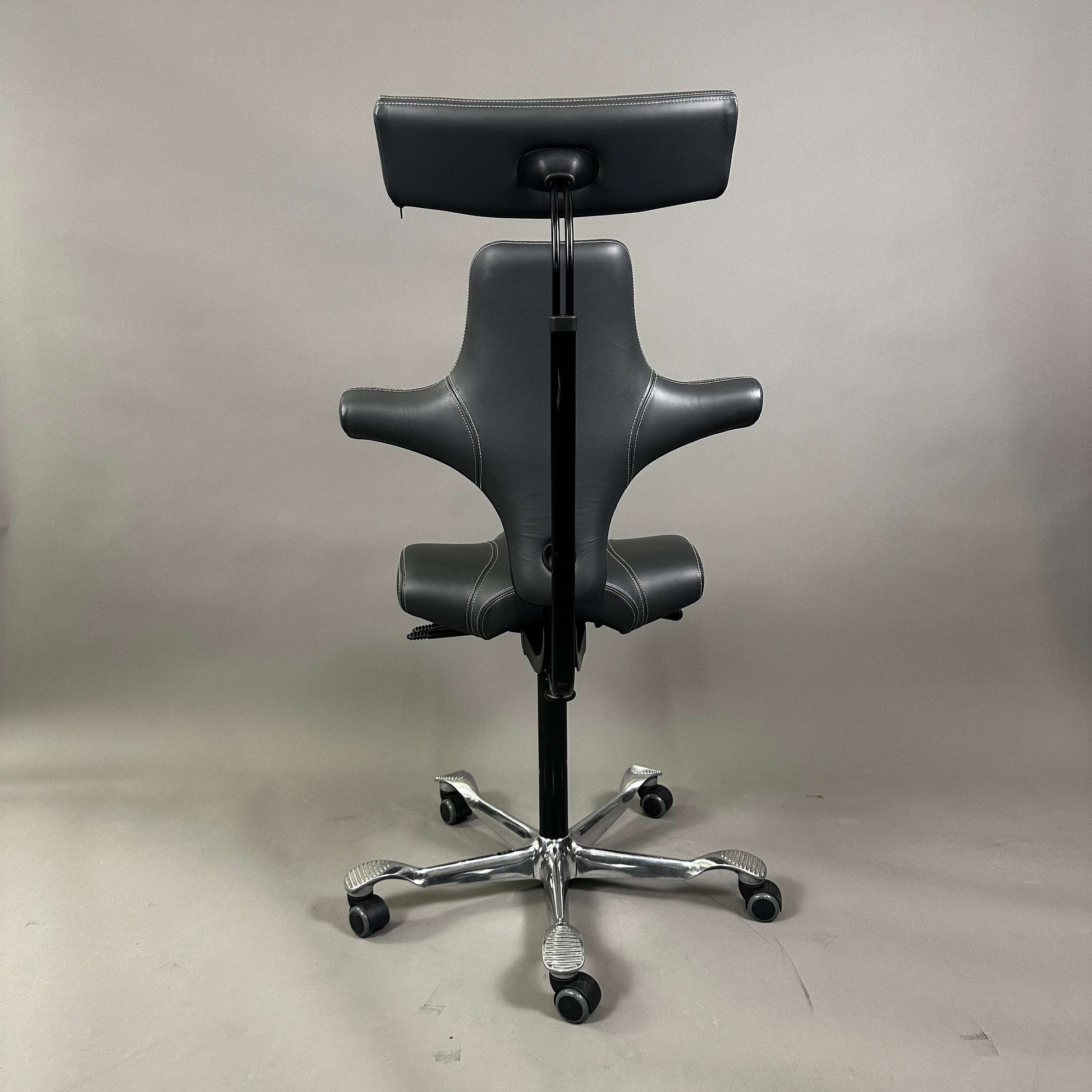 HAG Capisco 8107 ergonomischer Schreibtischstuhl mit Kopfstütze aus grauem Soft Leder und poliertem Aluminiumgestell, Rückansicht