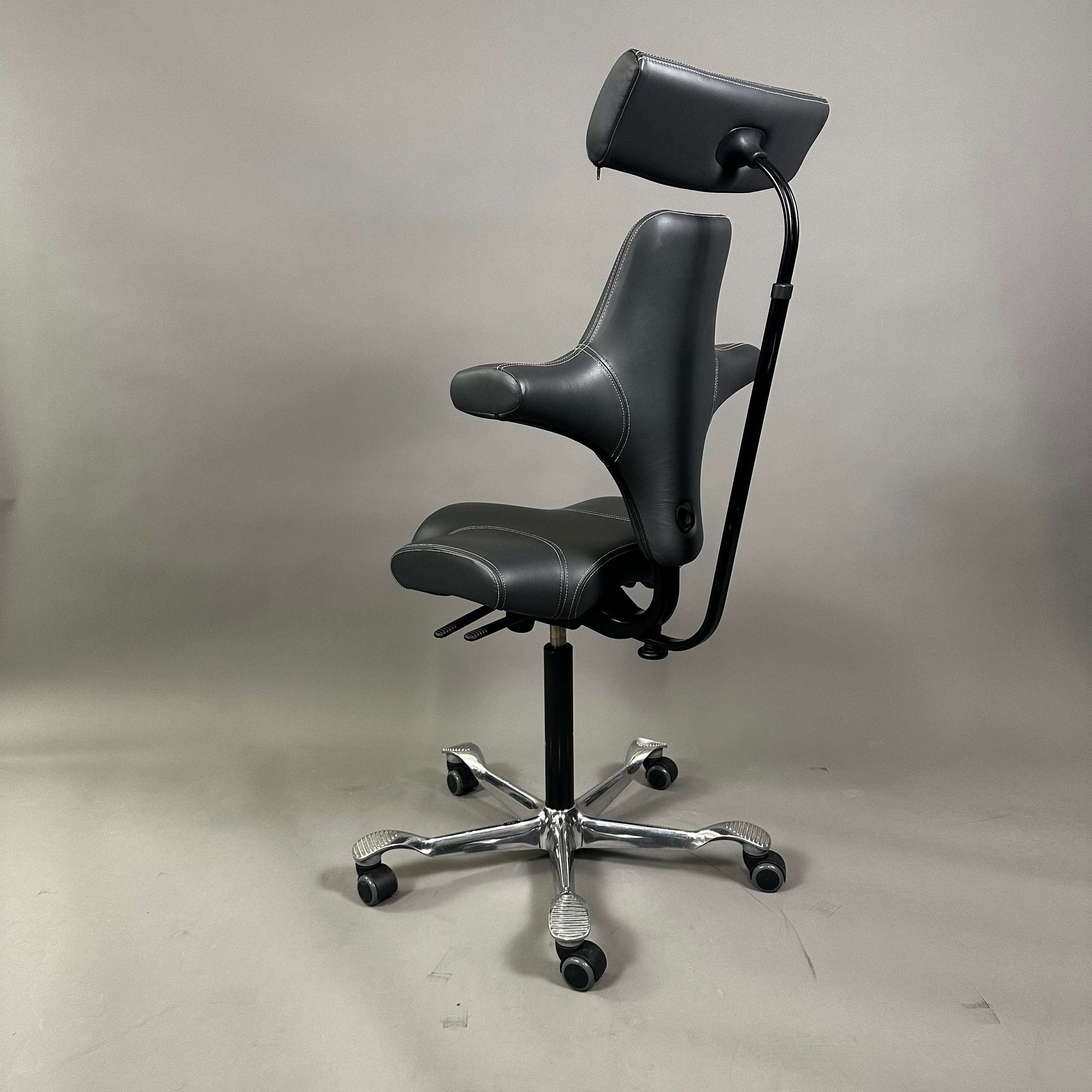 HAG Capisco 8107 ergonomischer Schreibtischstuhl aus grauem Soft Leder mit Kopfstütze und poliertem Aluminiumgestell