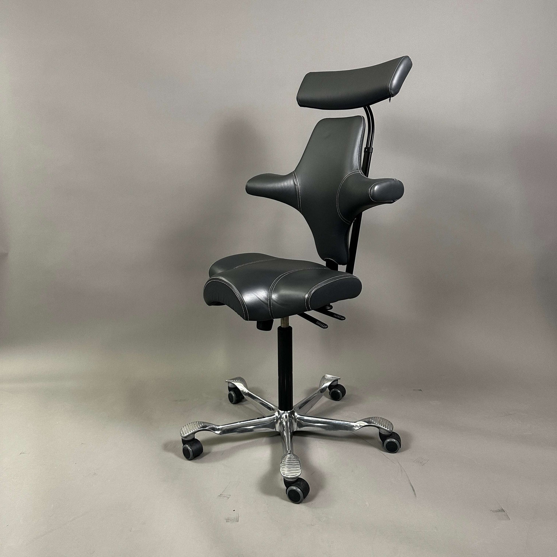 HAG Capisco 8107 ergonomischer Schreibtischstuhl mit grauem Softleder und poliertem Aluminiumgestell