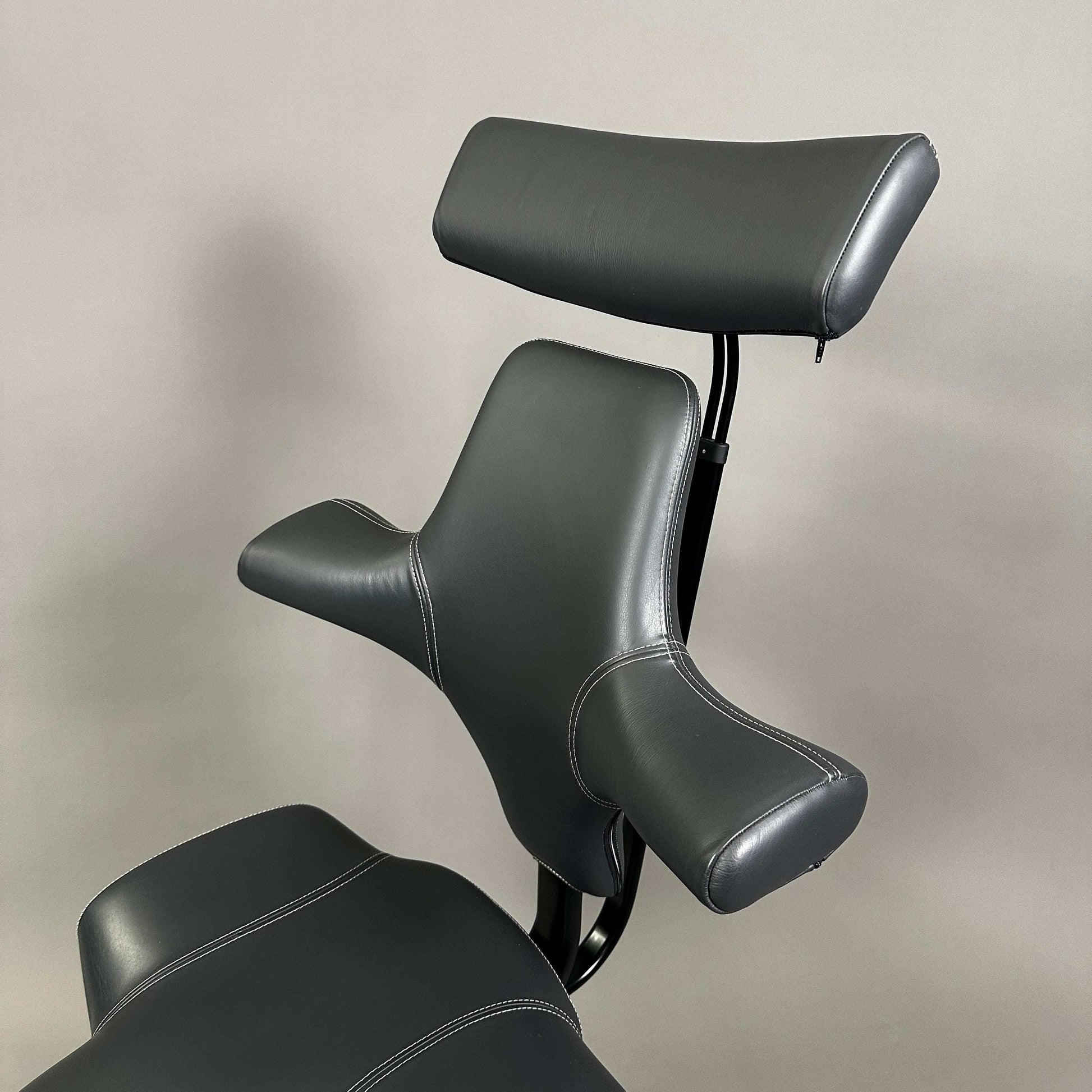 HAG Capisco 8107 ergonomischer Schreibtischstuhl aus grauem Soft Leder mit Kopfstütze und poliertem Aluminiumgestell