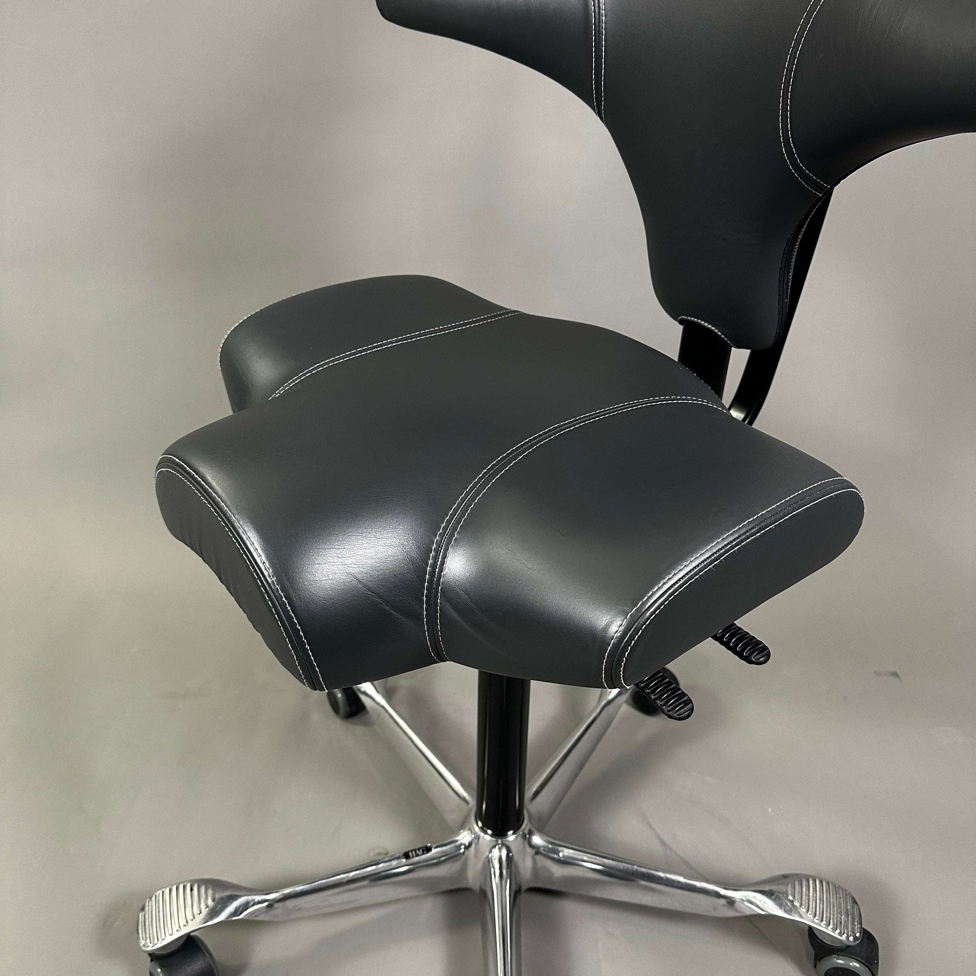 HAG Capisco 8107 Schreibtischstuhl aus grauem Soft Leder mit verstellbarer Kopfstütze und poliertem Aluminiumgestell