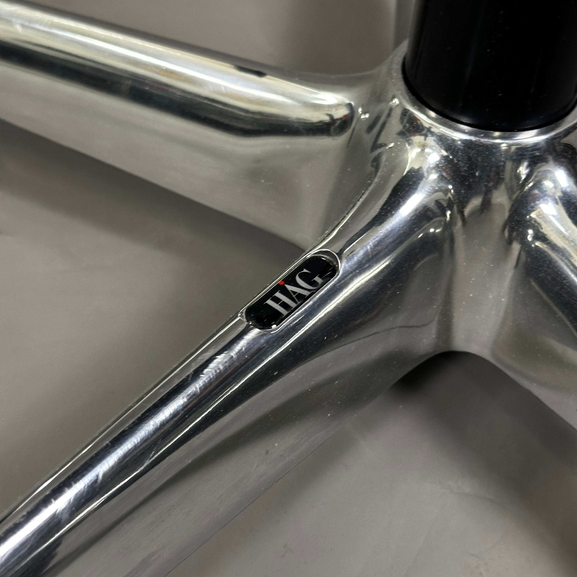HAG Capisco 8107 Schreibtischstuhl Aluminium poliertes Gestell Detailaufnahme