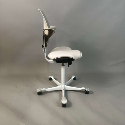 HAG Capisco Puls 8020 ergonomischer Schreibtischstuhl beige mit silber lackiertem Aluminiumgestell