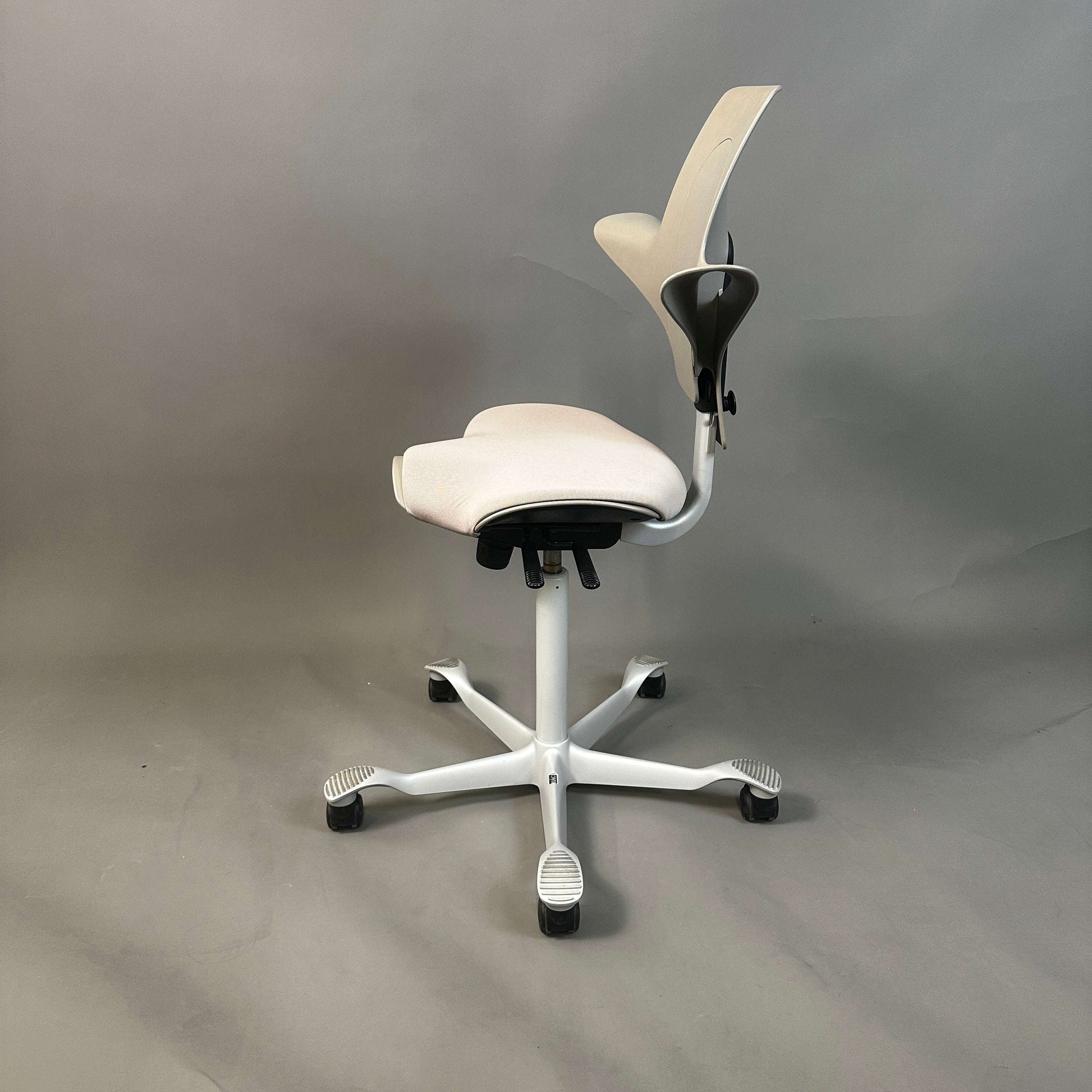 HAG Capisco Puls 8020 ergonomischer Schreibtischstuhl beige Stoff mit silber lackiertem Aluminiumgestell