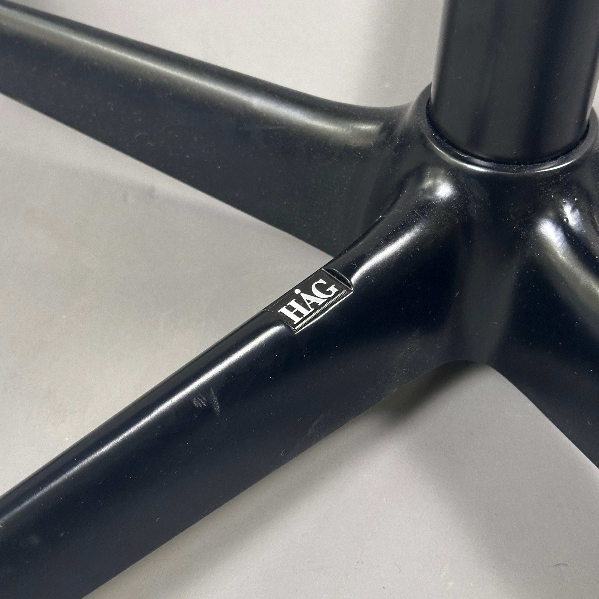 HAG Capisco Puls 8020 Schreibtischstuhl Aluminiumgestell schwarz lackiert Nahaufnahme