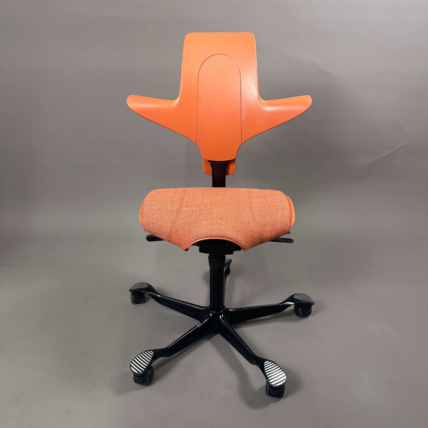 HAG Capisco Puls 8020 Bürostuhl in Rosehip Rot-Orange mit schwarzem Aluminiumgestell, fast neuwertig Austellungsstück