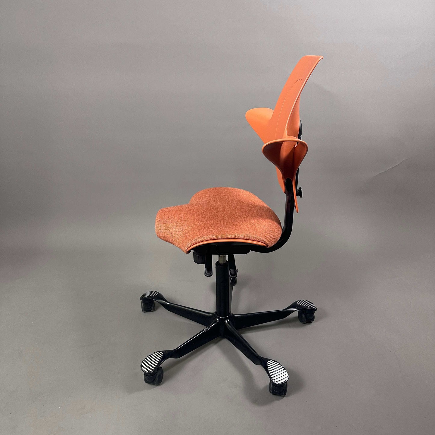 HAG Capisco Puls 8020 Schreibtischstuhl in Rosehip rot-orange mit schwarzem Aluminiumgestell, Austellungsstück fast neuwertig