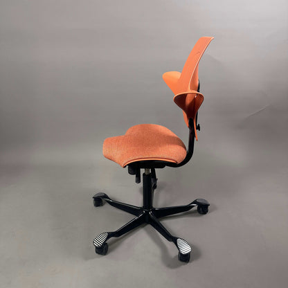 HAG Capisco Puls 8020 Schreibtischstuhl in Rosehip rot-orange mit schwarzem Aluminiumgestell, Austellungsstück fast neuwertig