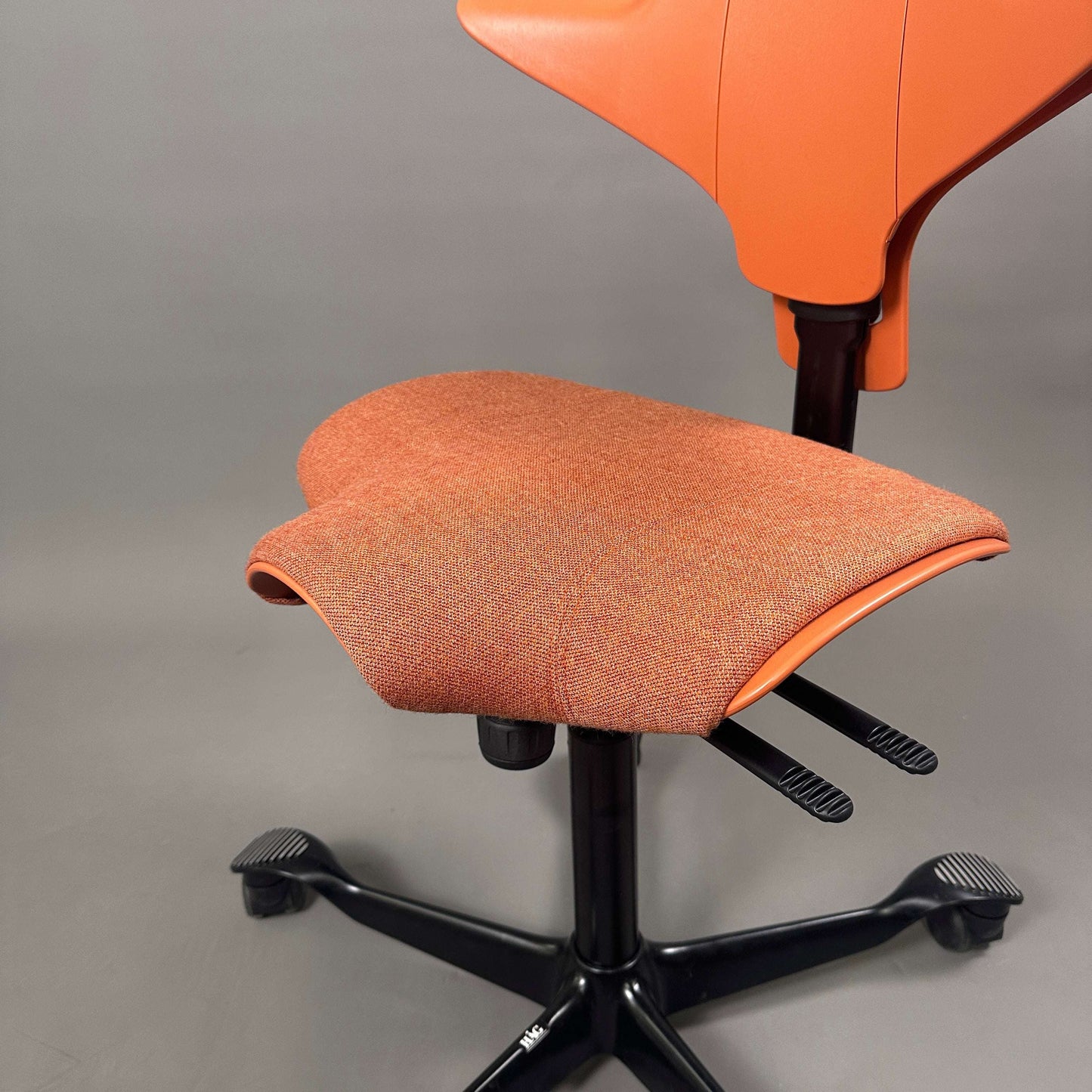 HAG Capisco Puls 8020 Schreibtischstuhl Stoff Rosehip rot-orange mit schwarzem Aluminiumgestell, Austellungsstück, fast neuwertig