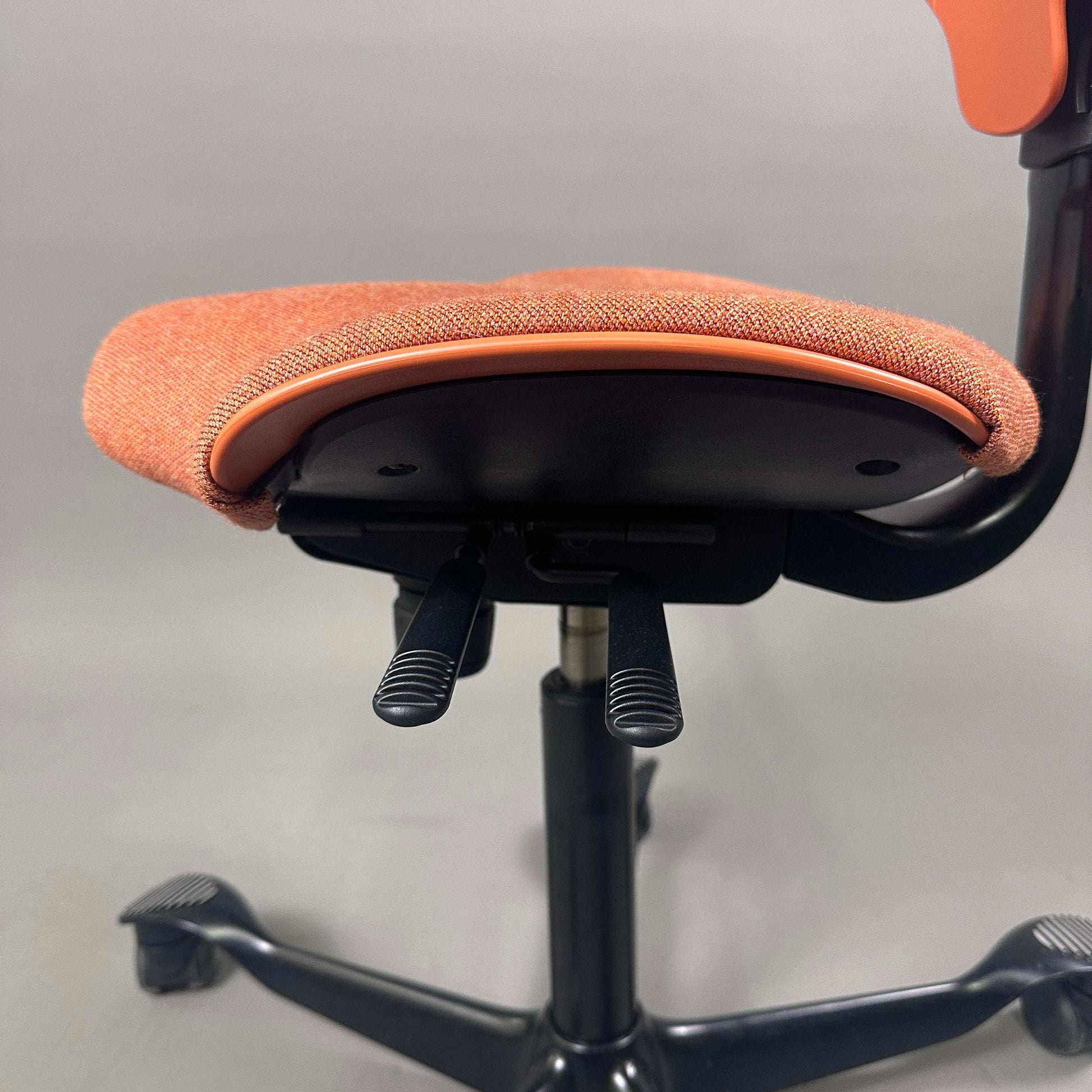 HAG Capisco Puls 8020 Schreibtischstuhl Stoff rosehip rot-orange mit schwarzem Aluminiumgestell fast neuwertig