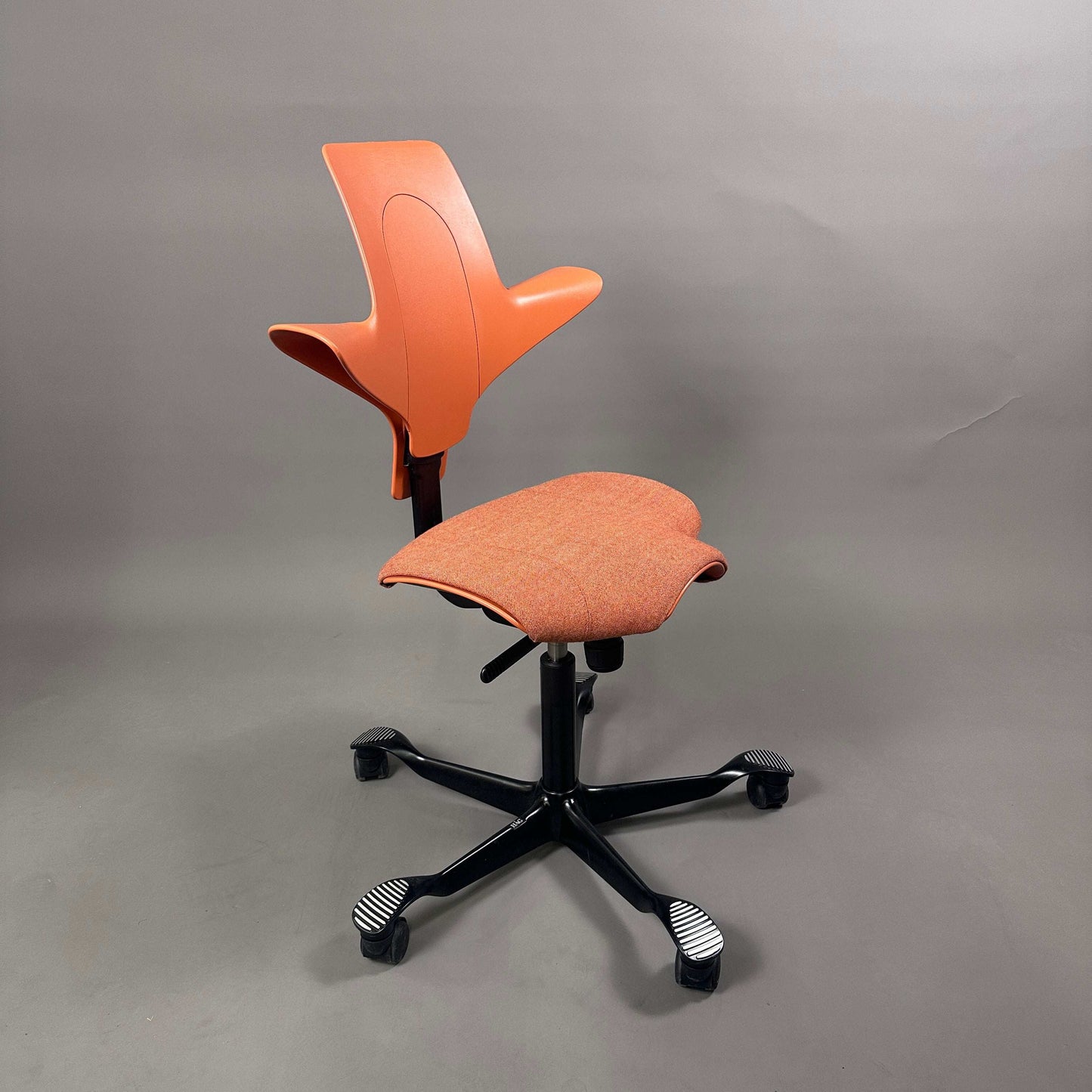 HAG Capisco Puls 8020 Schreibtischstuhl in Rosehip Rot-Orange mit schwarzem Aluminiumgestell, Austellungsstück in neuwertigem Zustand