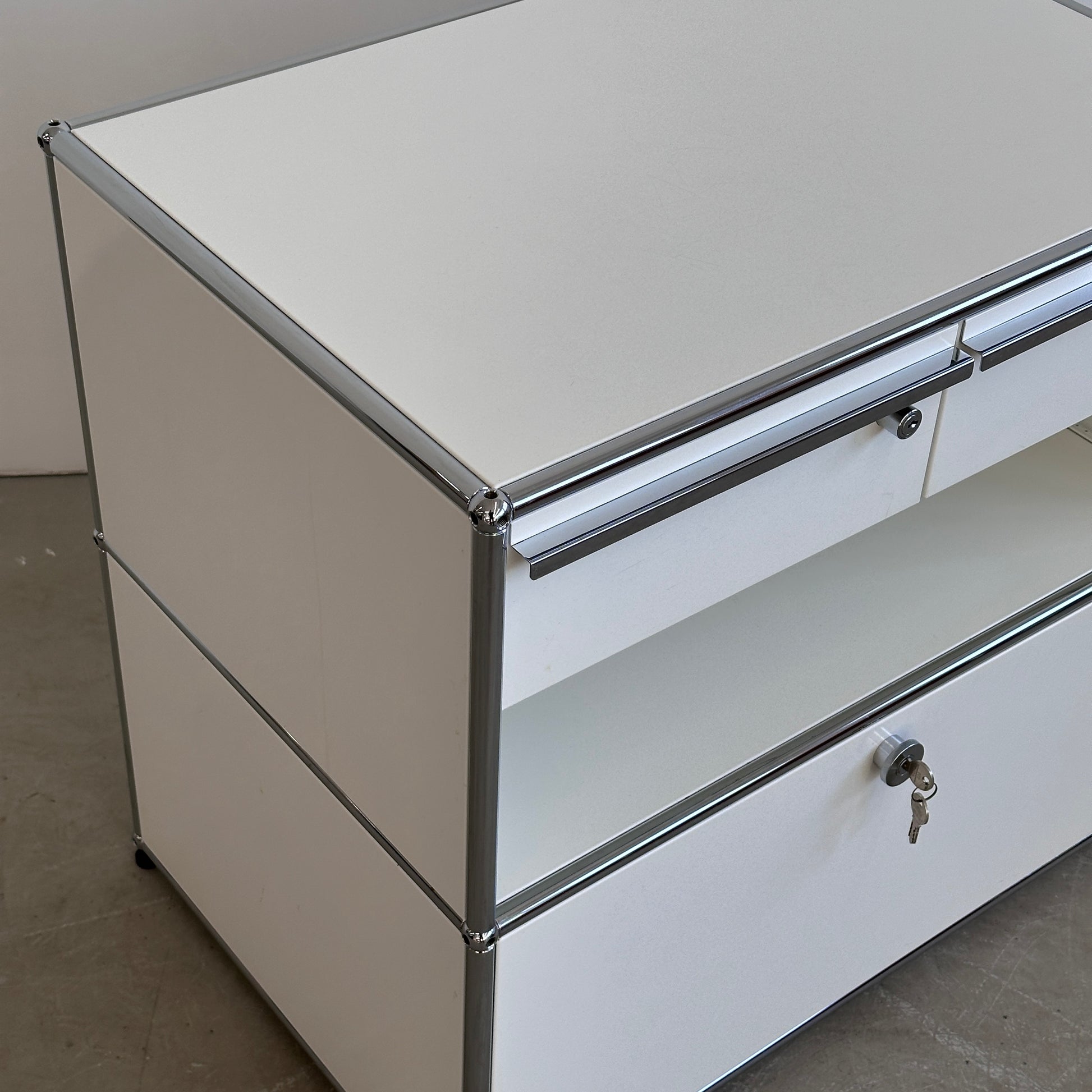 USM Haller Kaffeebar Weiß 1x Klappe 2x Schublade