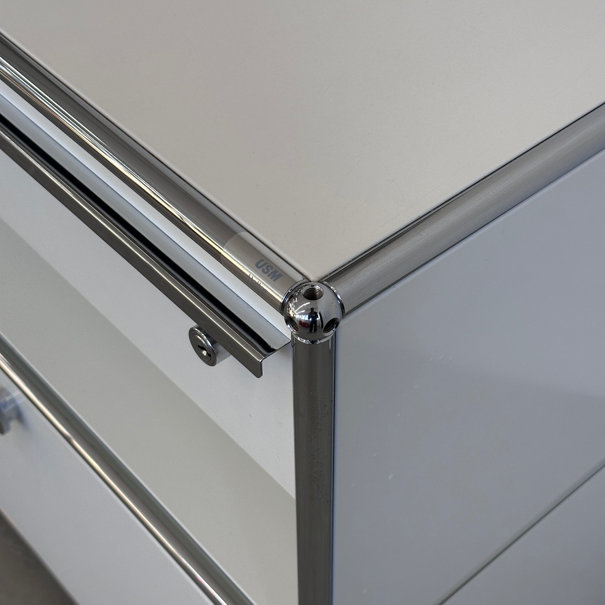 USM Haller Kaffeebar Weiß 1x Klappe 2x Schublade