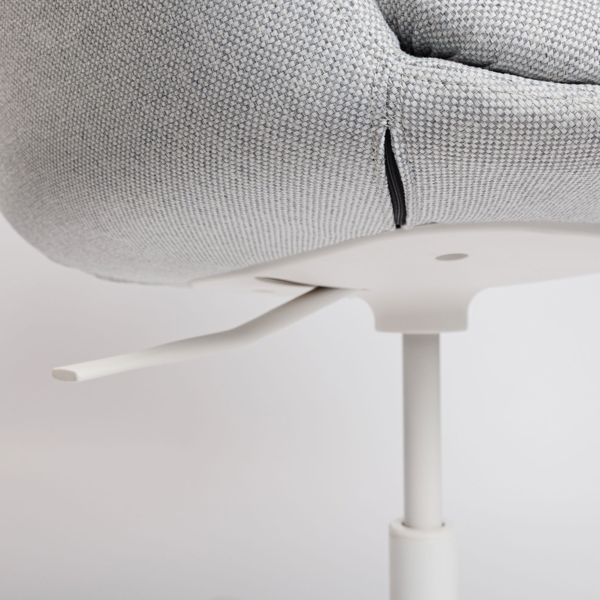 Haworth Poppy Conference Chair in hellgrauem Stoff with weißem 5-Sternfußkreuz and height adjustment lever.