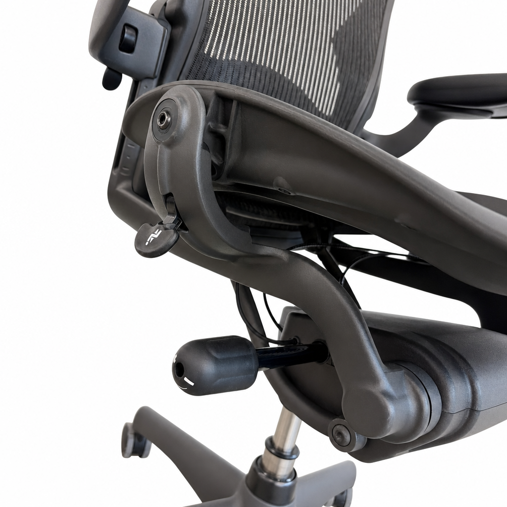 Herman Miller Mirra 1 Bürostuhl in Anthrazit mit Netzbespannung, verstellbarer Mechanik und schwarzem Kunststoffrahmen.