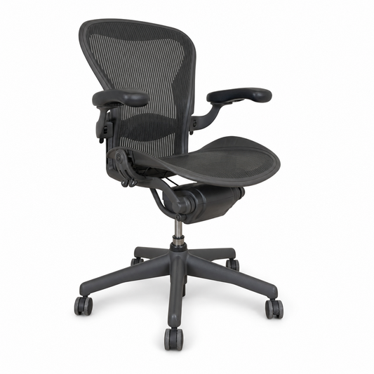 Herman Miller Aeron Bürostuhl in Anthrazit mit Netzbespannung, verstellbaren Armlehnen und schwarzem Kunststoffgestell.