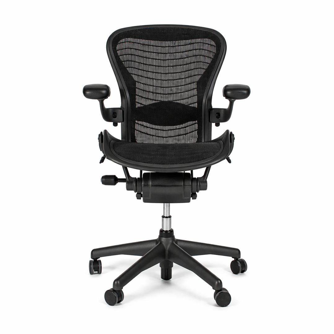 Herman Miller Aeron Bürostuhl in Schwarz mit Netzstoff, 2D-Armlehnen und Rollen.