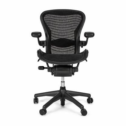 Herman Miller Aeron Bürostuhl in Schwarz mit Netzstoff, 2D-Armlehnen und Rollen.