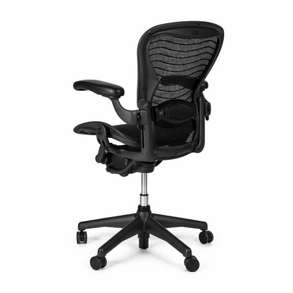 Herman Miller Aeron Bürostuhl, schwarz, mit Netzstoff-Sitz und Rückenlehne, 2D-Armlehnen, Lordosenstütze.