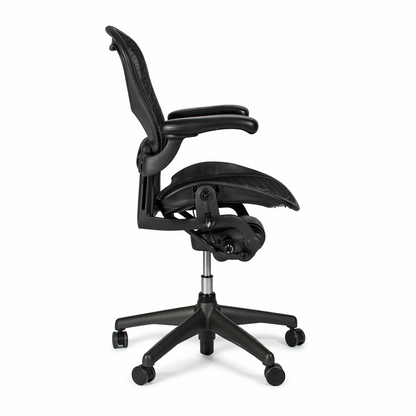 Herman Miller Aeron Bürostuhl, schwarz, mit Netzstoff-Sitz und Rückenlehne, 2D-Armlehnen.