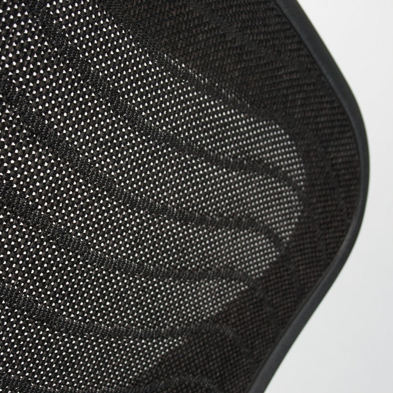 Nahaufnahme der schwarzen Netzstoff-Rückenlehne eines Herman Miller Aeron Bürostuhls.