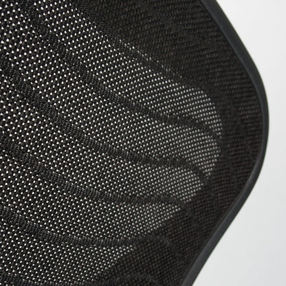 Nahaufnahme der schwarzen Netzstoff-Rückenlehne eines Herman Miller Aeron Bürostuhls.