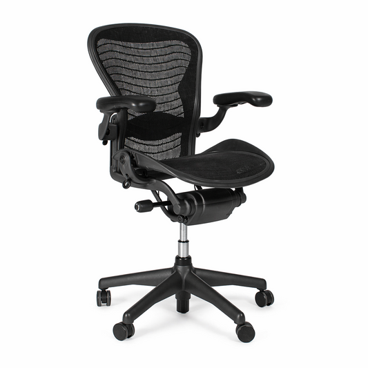 Herman Miller Aeron Bürostuhl in Schwarz mit Netzstoff, 2D-Armlehnen und Rollen.