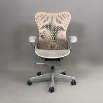 Herman Miller Mirra 1 Bürostuhl mit grauer Netzsitzfläche und sandfarbener Rückenlehne, ergonomisch verstellbar, Synchronmechanik, Lordosenstütze.
