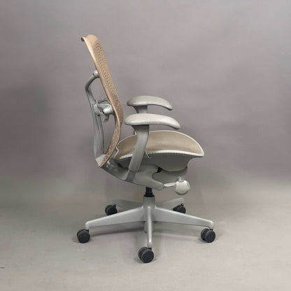 Herman Miller Mirra 1 ergonomischer Bürostuhl mit grauer Netzsitzfläche und sandfarbener Rückenlehne, verstellbare Sitzhöhe und Lordosenstütze