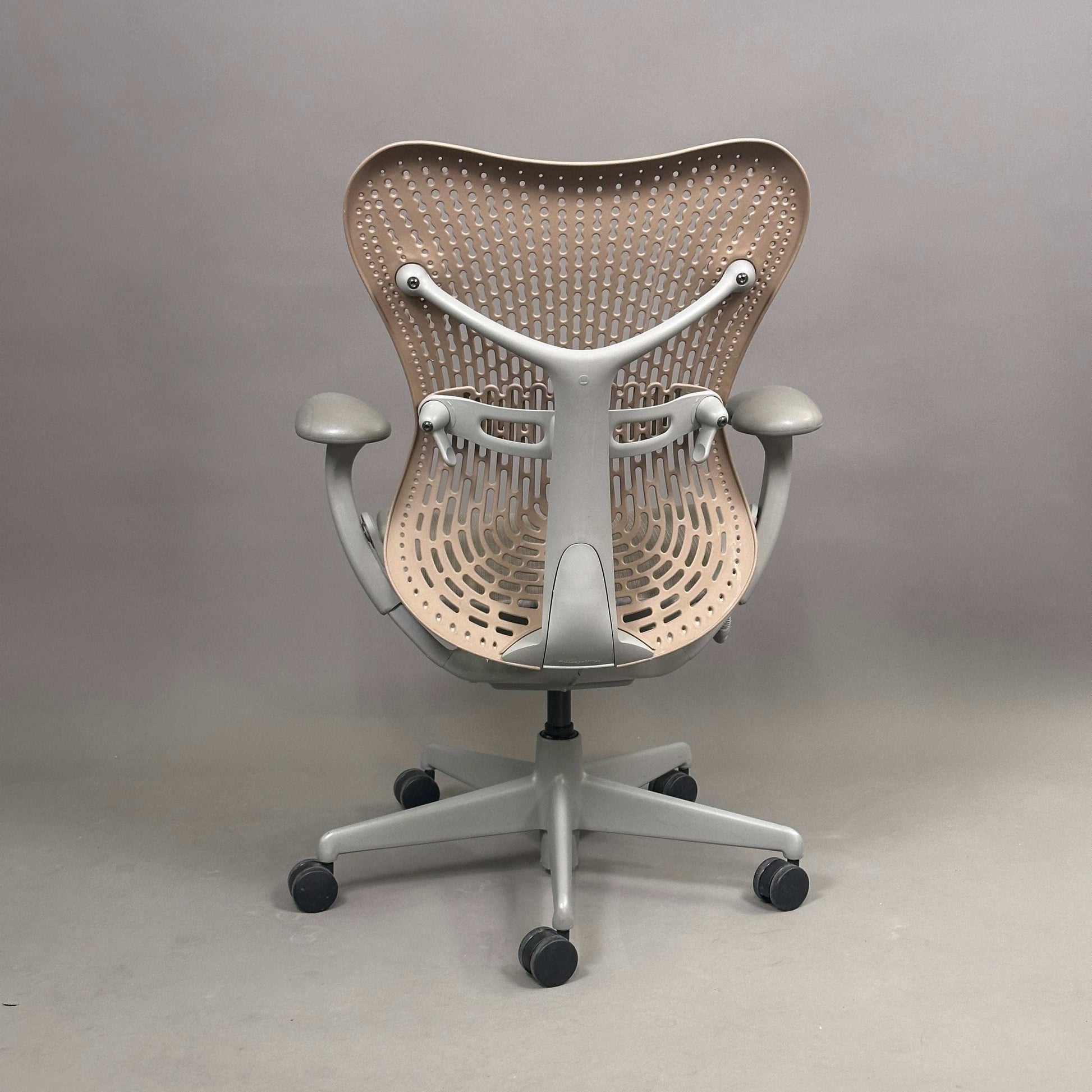 Herman Miller Mirra 1 ergonomischer Bürostuhl mit verstellbarer Sitzhöhe und Netzsitz in Grau-Beige