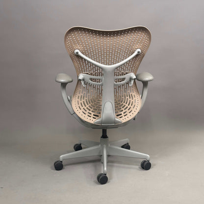 Herman Miller Mirra 1 ergonomischer Bürostuhl mit verstellbarer Sitzhöhe und Netzsitz in Grau-Beige
